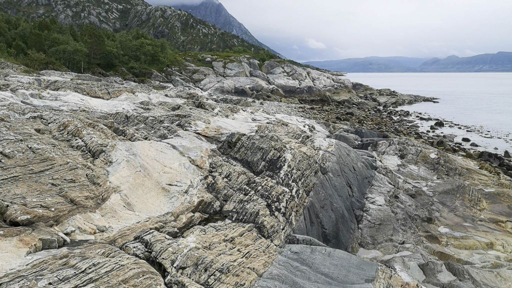 Geologiske formasjoner synes i svaberget i Våttvika i Vevelstad