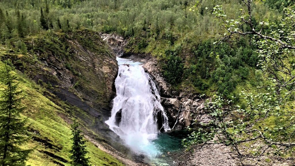 Foss med fjell og skog