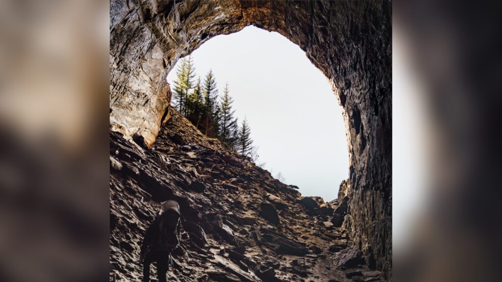 Tonnes grotte sett innenfra og ut en sommerdag