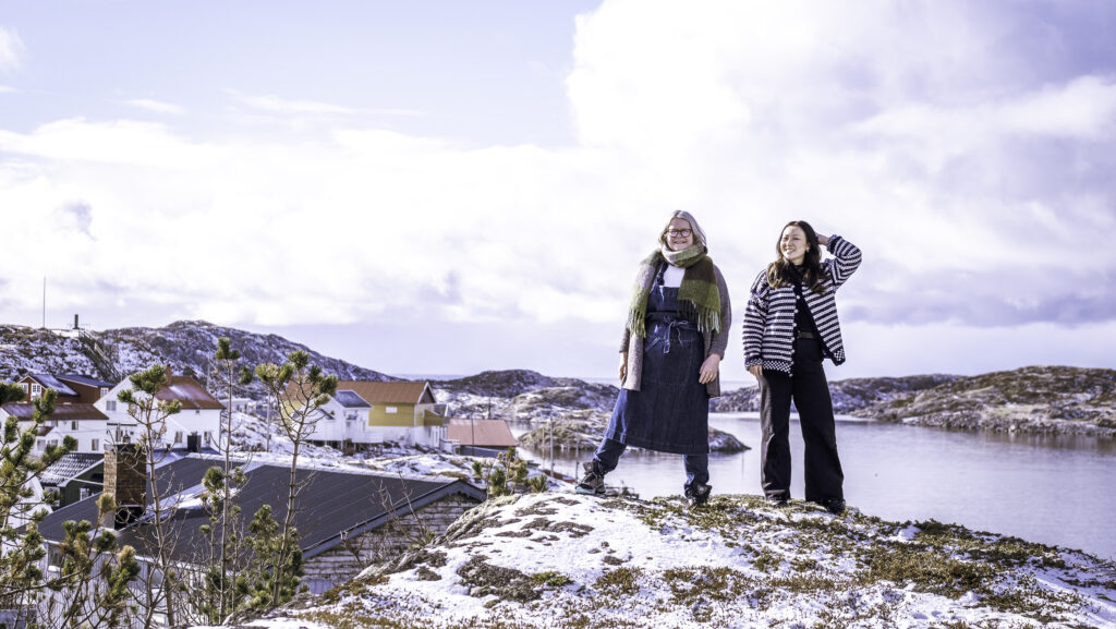 Forfatterne Kerstin Martihnsen og Julie Luneborg utendørs på øya Myken en fin vinterdag