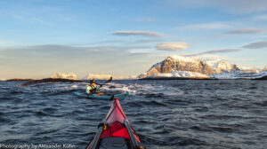 Kajakkpadling i bølger på vinteren utenfor øya Støtt