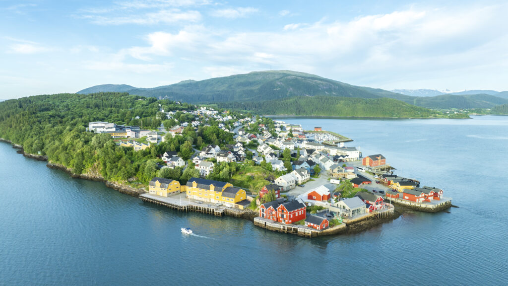 Flybilde av Hemnesberget en fin sommerdag