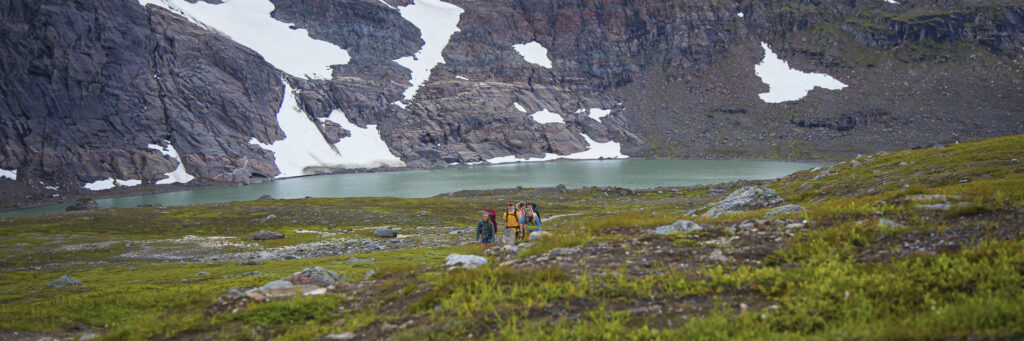 Hikers on their way to the Rabothytta cabin