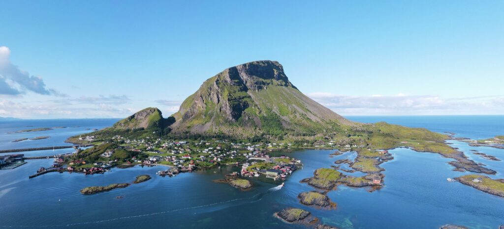 Øya Lovund sett fra luften en vakker sommerdag