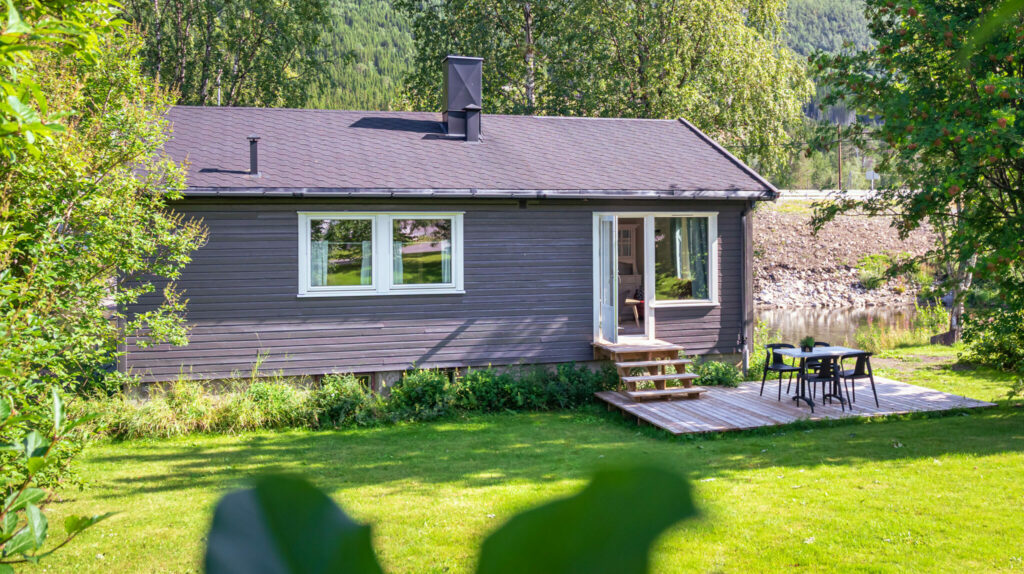 Hytte hos Krokstrand Fjellpark sett utenfra en sommerdag