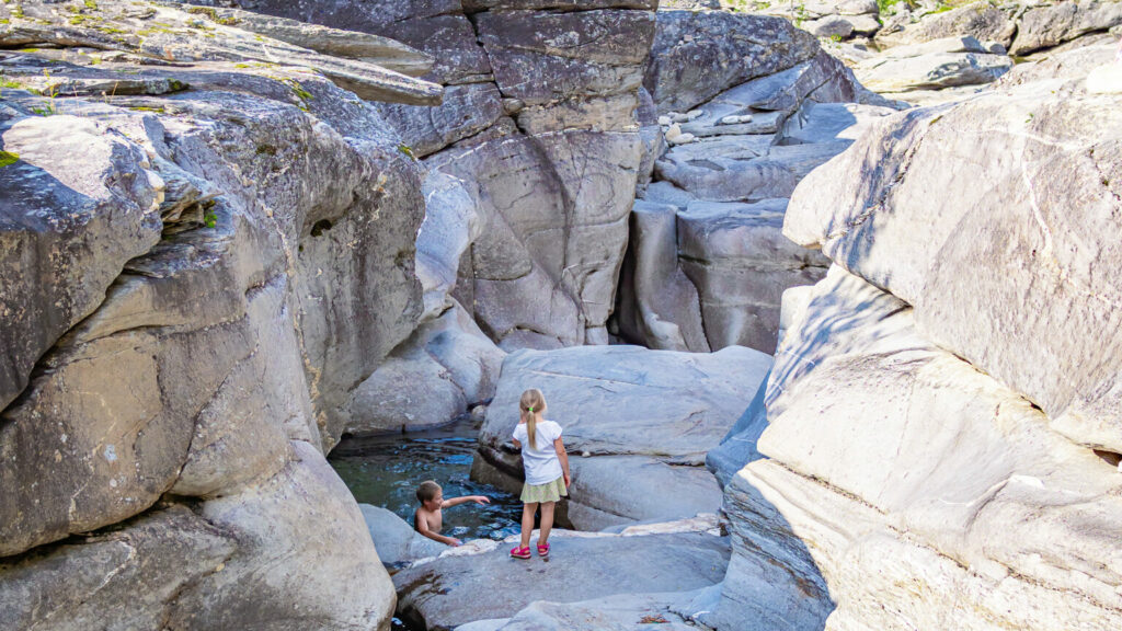 Jettegrytene ved Krokstrand Fjellpark en sommerdag