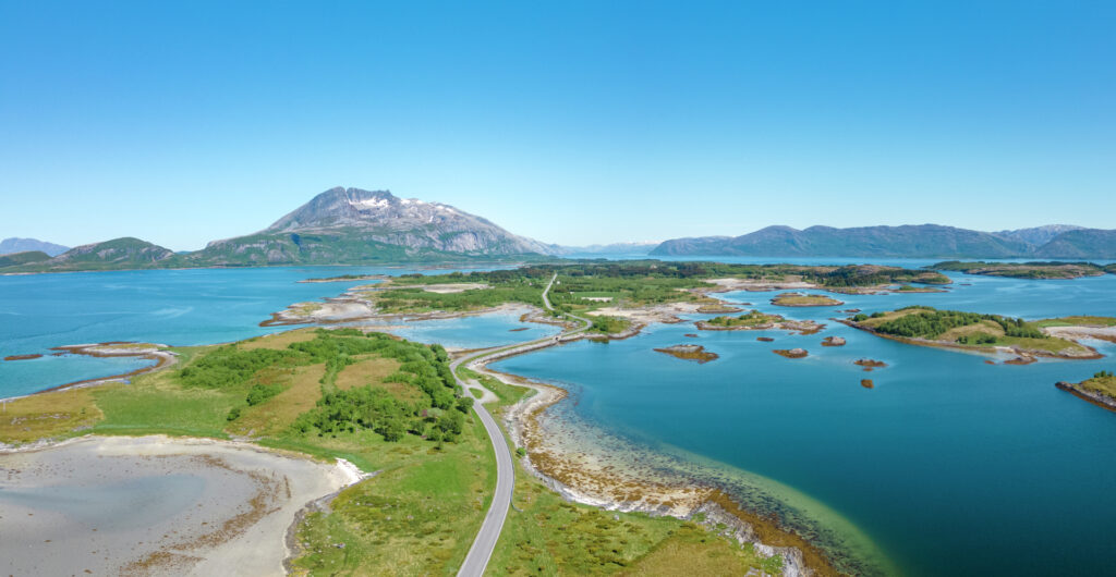 Oversiktsbilde over Kystriksveien gjennom Tjøtta og Offersøya i Alstahaug en finværsdag på sommeren