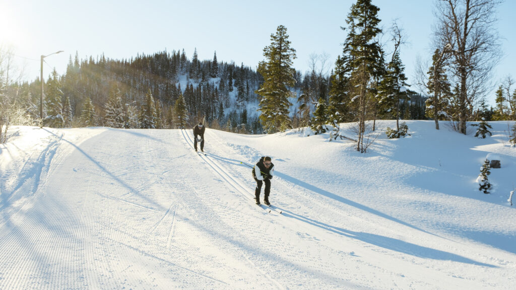 To langrennsløpere trener sammen på Sjåmoen Skistadion