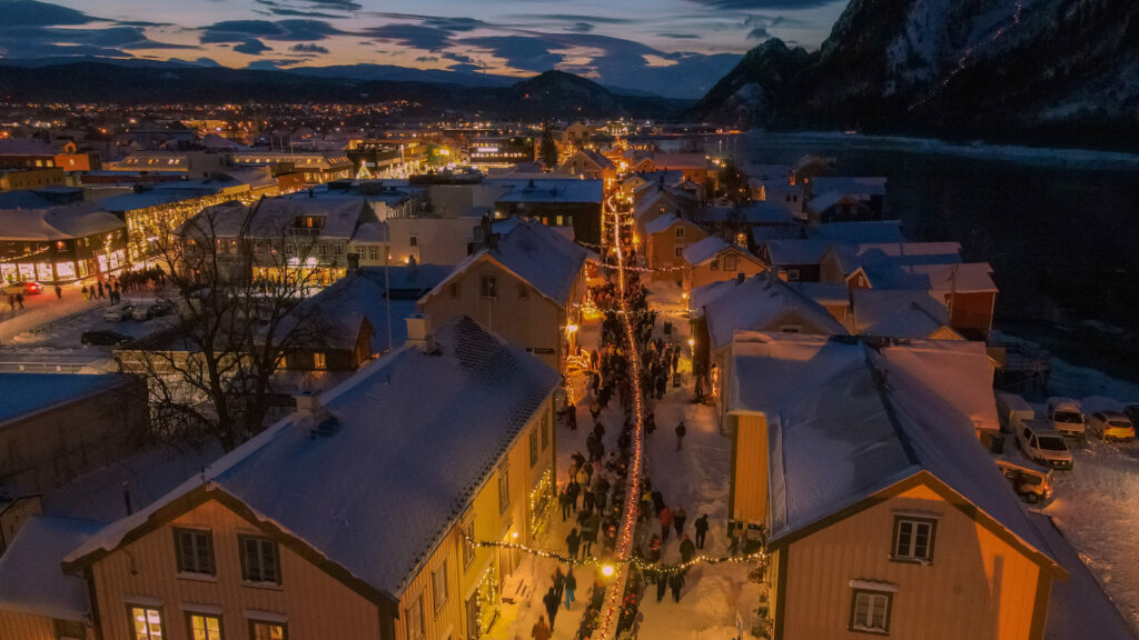 Sjøgata i Mosjøen med julelys og grøtbord