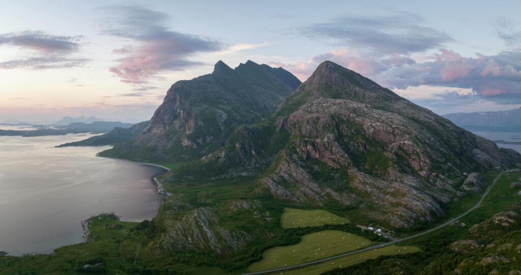 Fjellet Dønnamannen sett fra nabofjellet Åkvikfjellet
