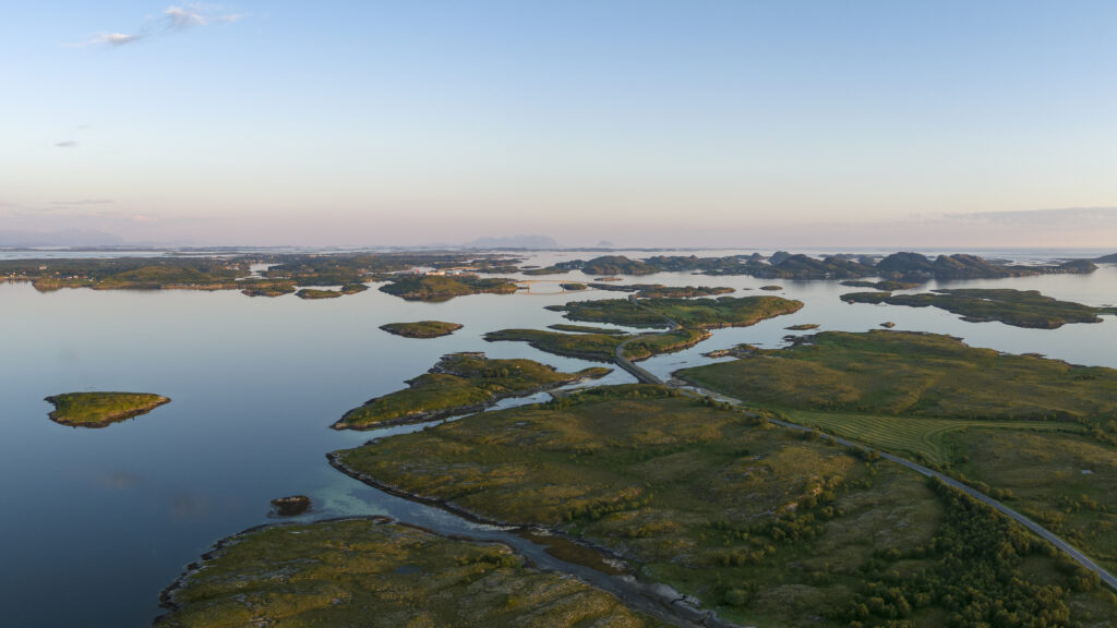 Det vakre kystlandskapet i Herøy sent på sommernatta