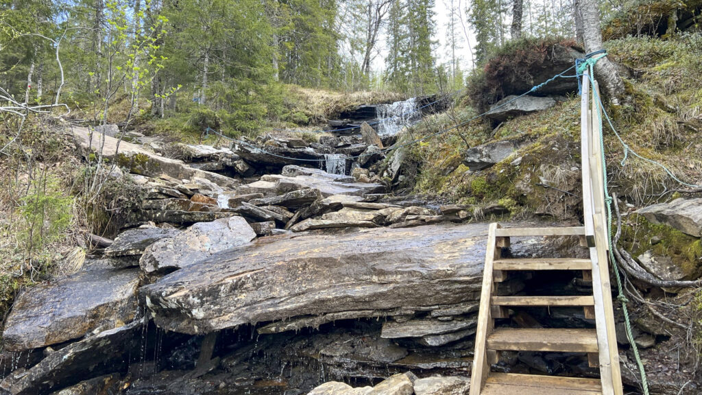 bilde av appelsinhaugen og grotneshytta