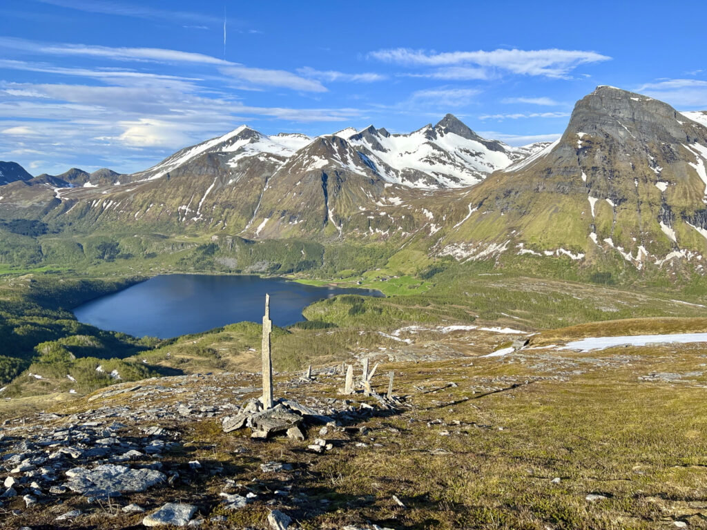 Utsikt mot Vassvatnet og Strandtindan i Aldersundet