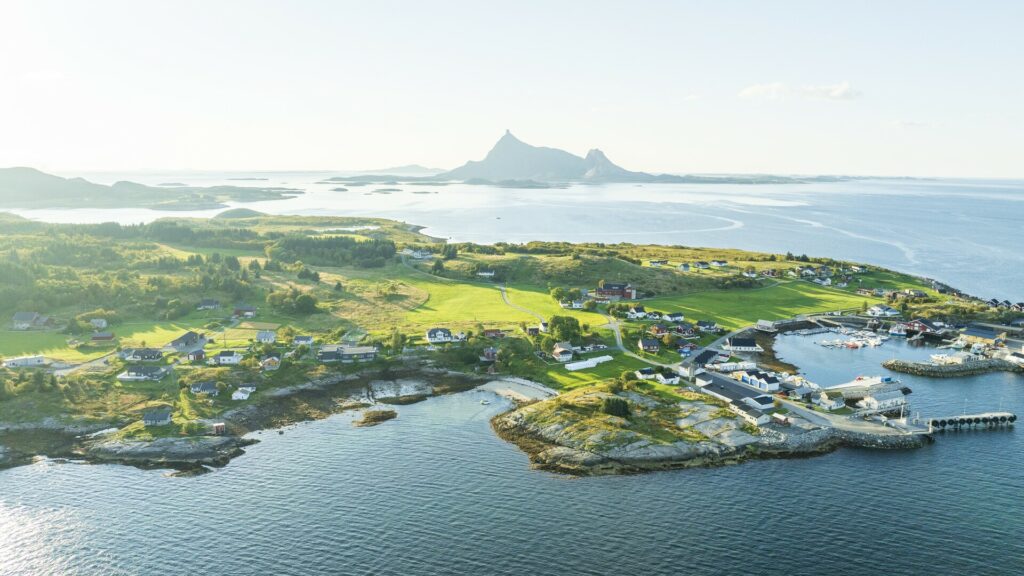 Øya Kvarøy en finværsdag på sensommeren