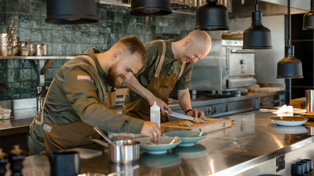 2 kjekke kokker bak kjøkkenet til Svang resturant og vinbar
