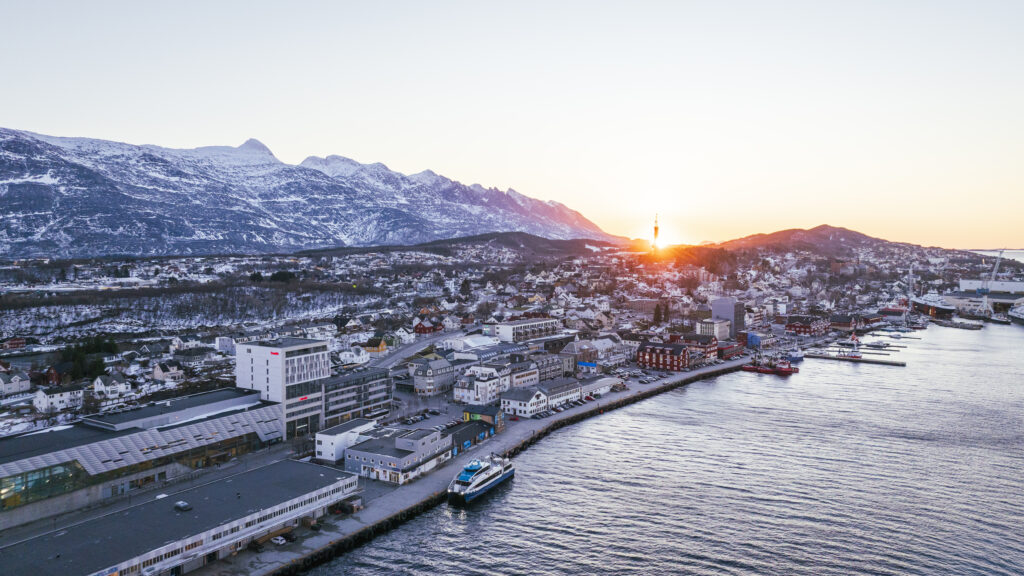 Sandnessjøen sett fra lufta ved solnedgang en fin vinterdag i januar