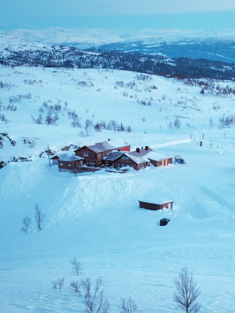 Hyttene på Korgfjellet på vinteren
