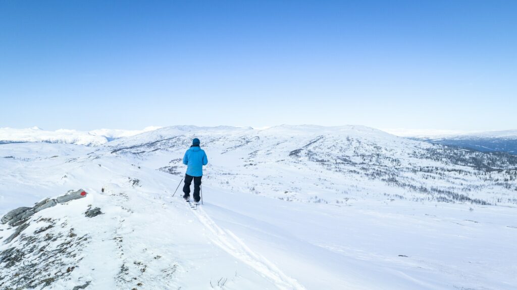 Person på fjellskitur på fjellet på vinteren