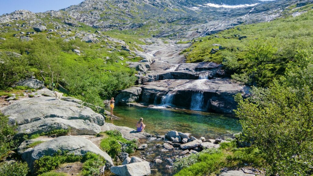 Two women bathing in Markvollkulpen in the mountains 