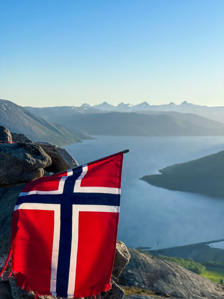 Utsikt fra Storveten i Vefsn med norsk flagg