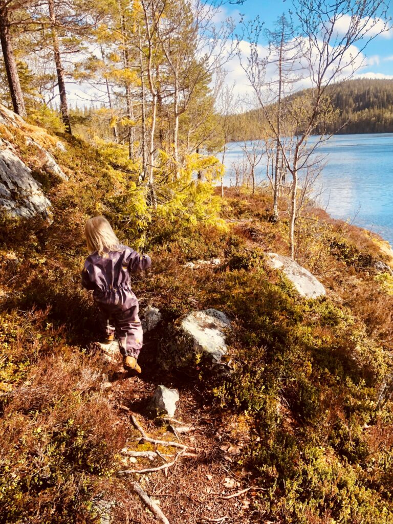 Barn på sti langs Langvatnet Trofors