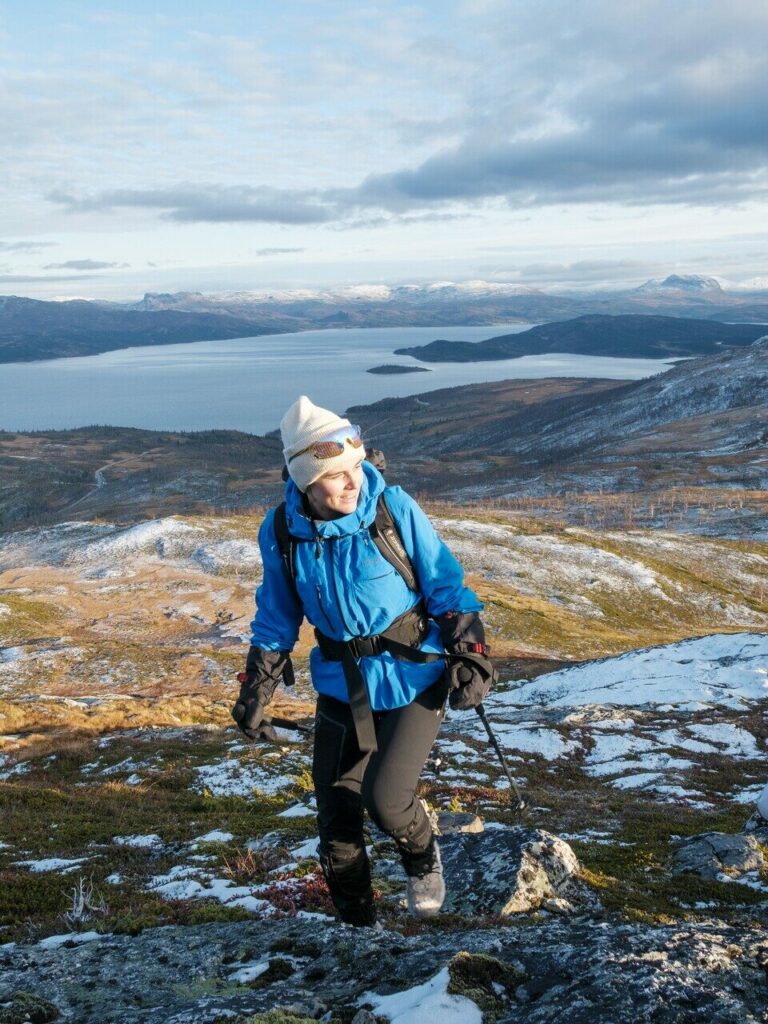 Tre kvinner på fottur til fjellet Kjerringtinden sent på høsten