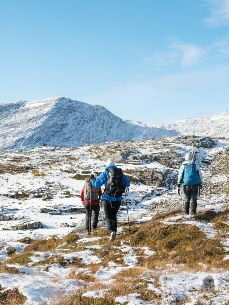 Tre kvinner på fottur til fjellet Kjerringtinden sent på høsten