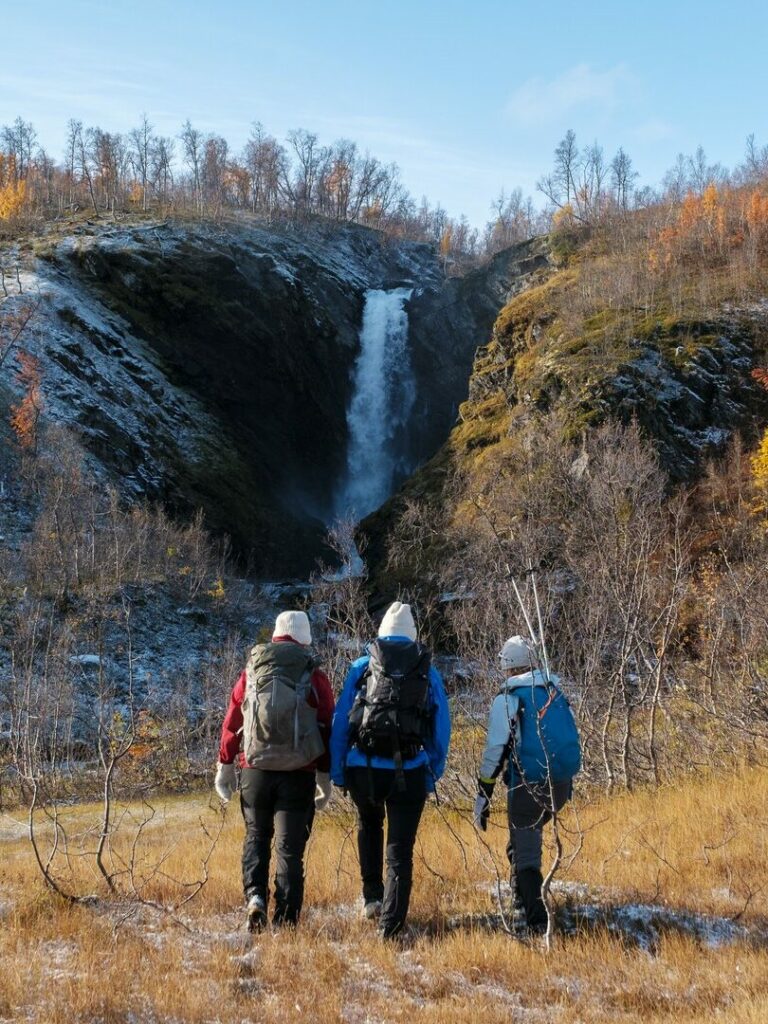 Tre kvinner på fottur til fjellet Kjerringtinden sent på høsten