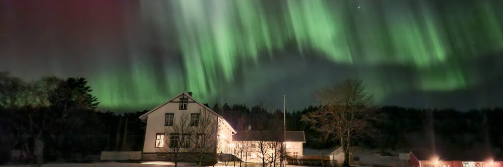 Nordlys over Dønnes Gård og Dønnesfjellet