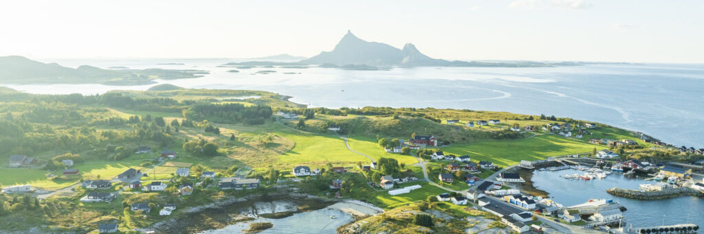 Øya Kvarøy med øya Hestmannøy bak en fin sommerkveld