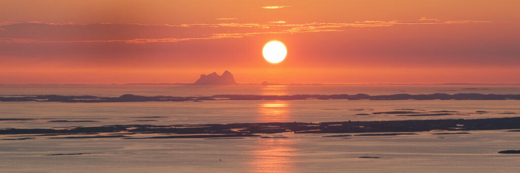 Træna seen from Åkvikfjellet on Dønna in the midnight sun