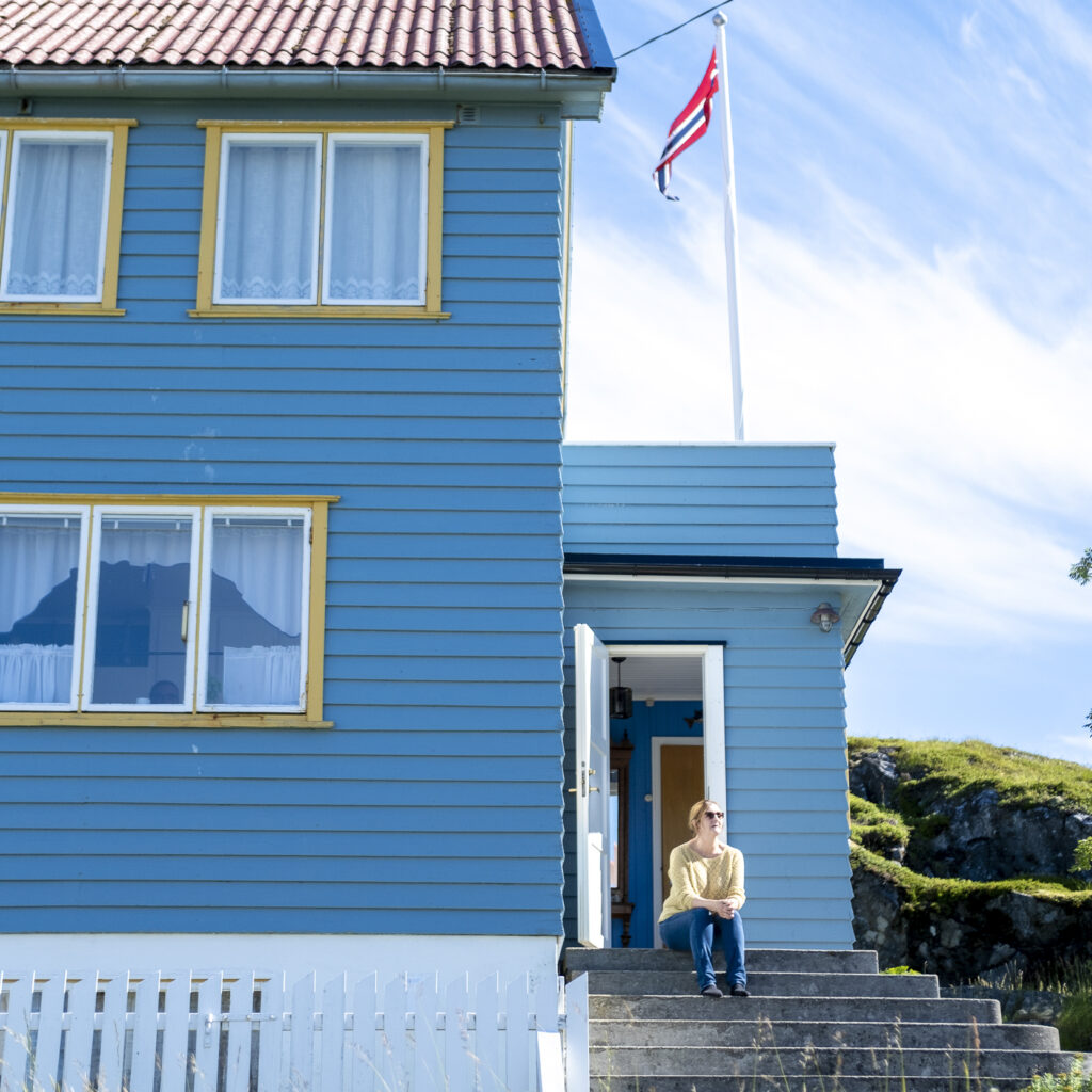 Laila utenfor det blå huset på Myken