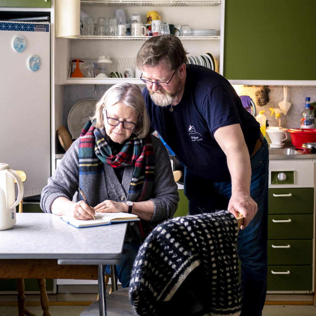 Petter-Inge og forfatter Kerstin skriver oppskrifter til kokeboken