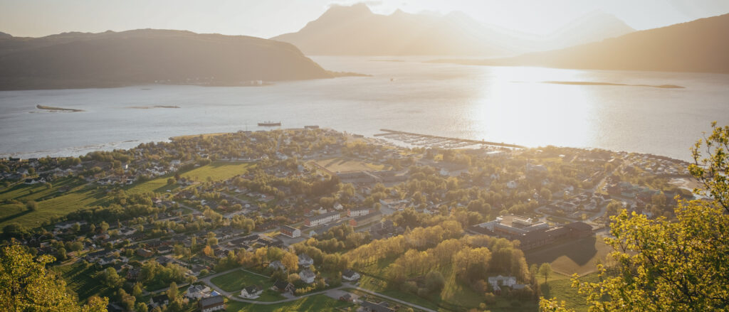 Nesna i midnattssol sett fra Hammarøytinden