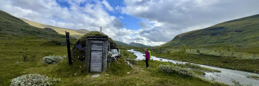 Gamme ved elv langs nordlandsruta