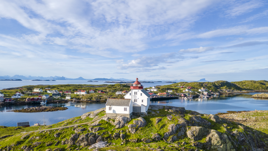 Oversiktsbilde av Myken med Myken fyr i forgrunnen