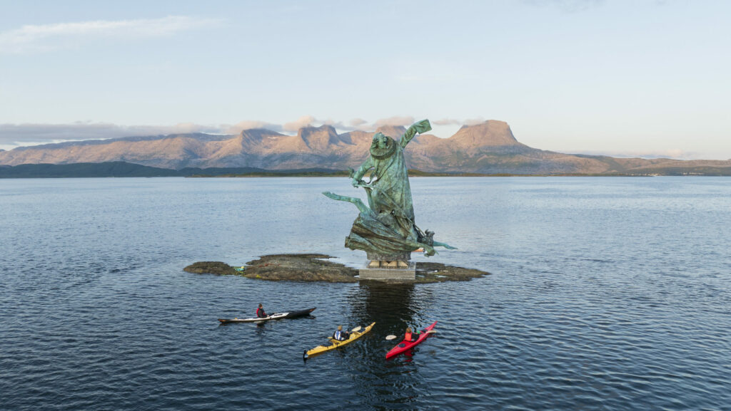petterpaskjeret-fotokristoffermollevikvisithelgeland_4 Statuen