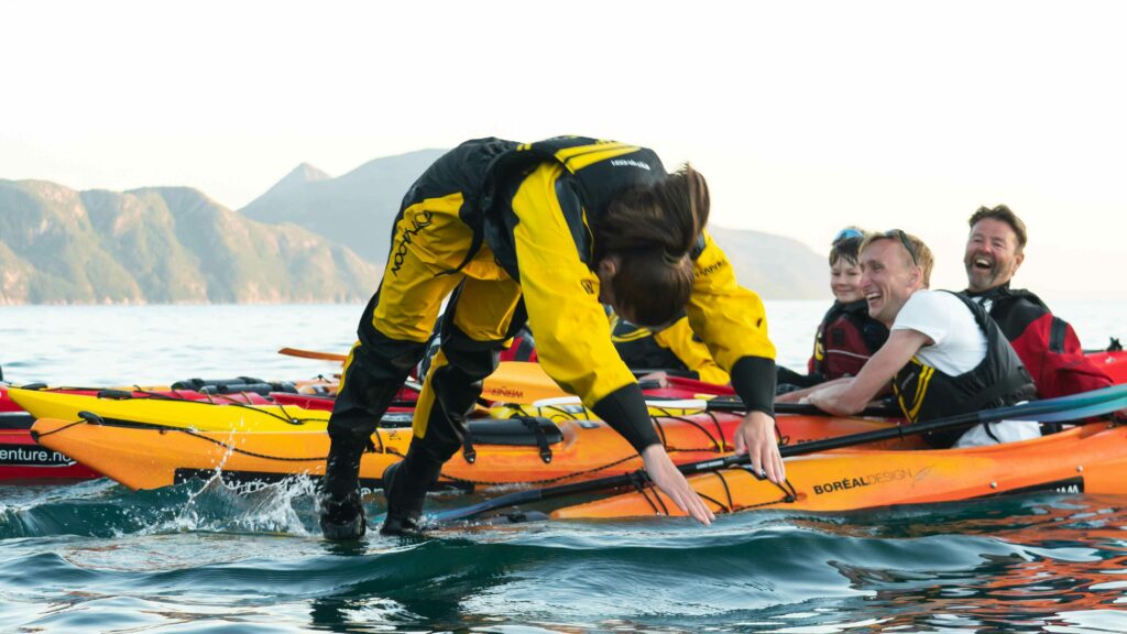 Gruppe på kajakk tur på Rødøy