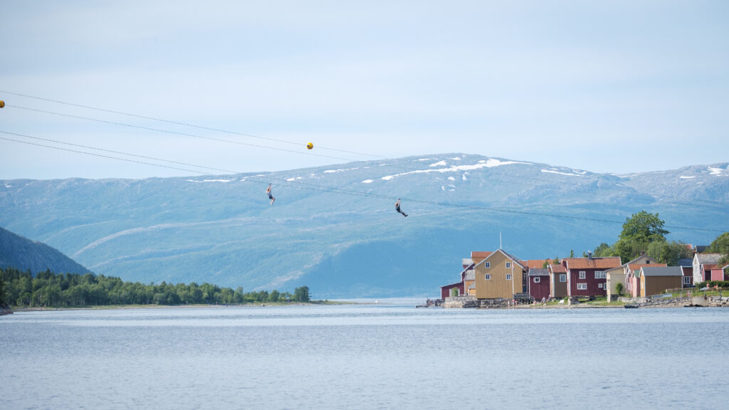 To personer i zipline over elva Vefsna