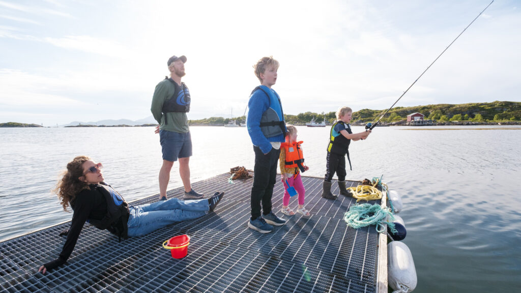 Familie fisker fra brygge
