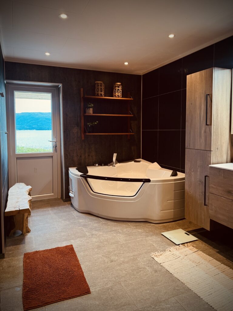 Grannen Lodge Moderne bad med stort spa badekar i hjørnet