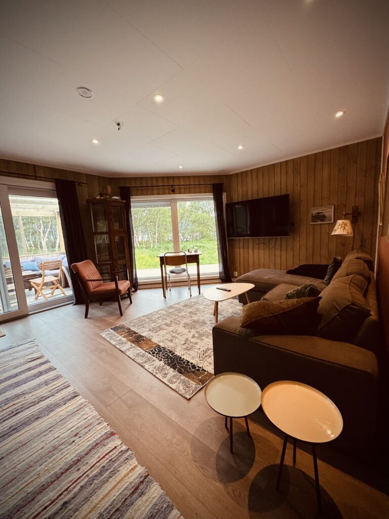 Grannen Lodge Stue med sofa, stoler og panorama vindu