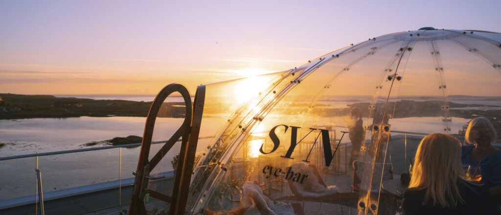 Midnattssola sett fra taket på Lovund Hotell