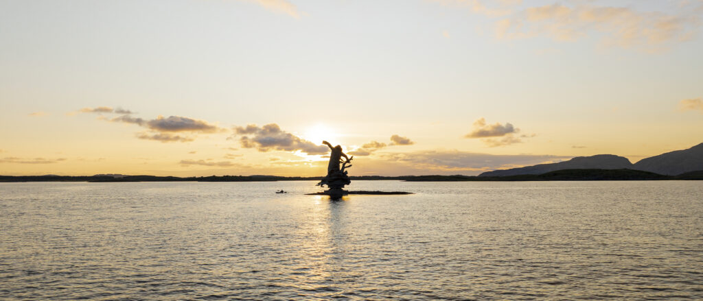 Midnattssola bak statuen Petter på Skjæret