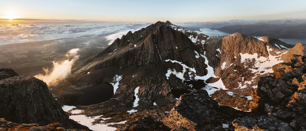 De Syv Søstre i midnattssola sett fra en av toppene