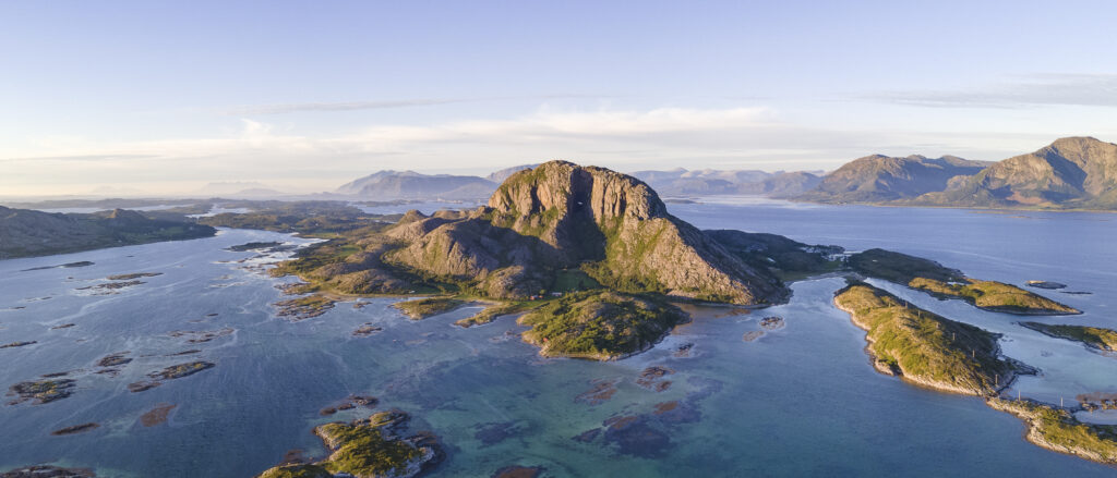 Torghatten i sen kvelddsol en fin sommerdag