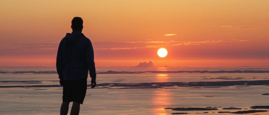 Midnattssola bak Træna sett fra Åkvikfjellet