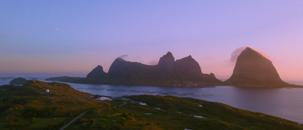 Midnattssol bak Trænfjellene