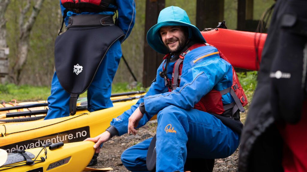 Gjest gjør seg klar til ombordstigning i kajakk.