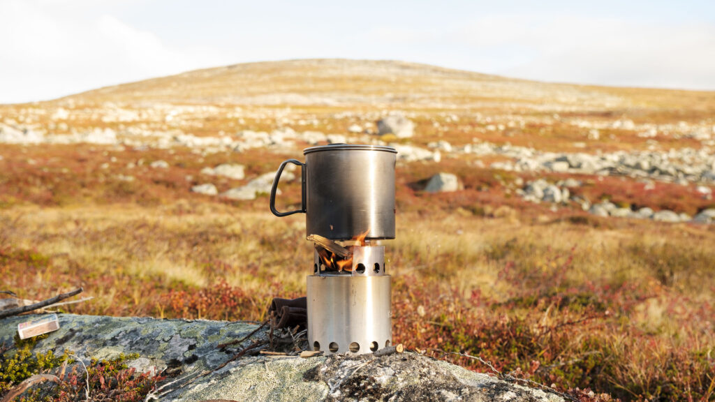 En kjele med vann til kok på en kvistbrenner i Saltfjellet Nasjonalpark
